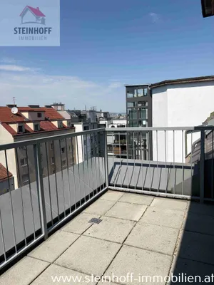 Dachgeschosswohnung mit Balkon und Klimaanlage, unbefristet – Bild 3