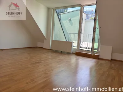 Dachgeschosswohnung mit Balkon und Klimaanlage, unbefristet