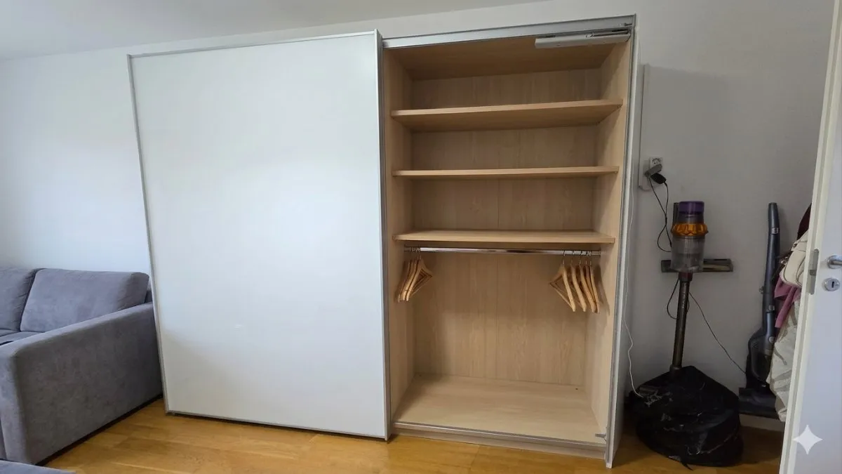Kleiderschrank mit Schiebetüren von XXL Lutz, € 400,- (1110 Wien)