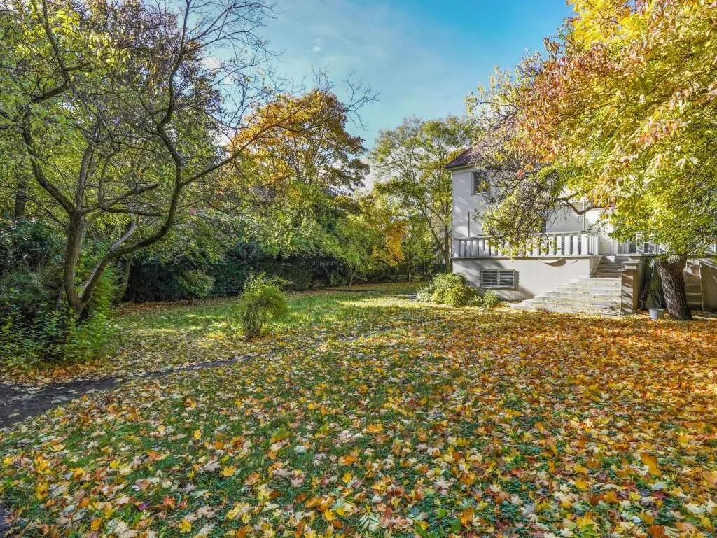 Gepflegte Familienvilla mit privatem XL-Garten | Pool | Garage - Ansicht 2