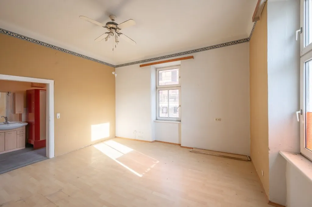 ++Q18++ Renovation-required 2.5-room old building flat with great conversion potential – pohled 2