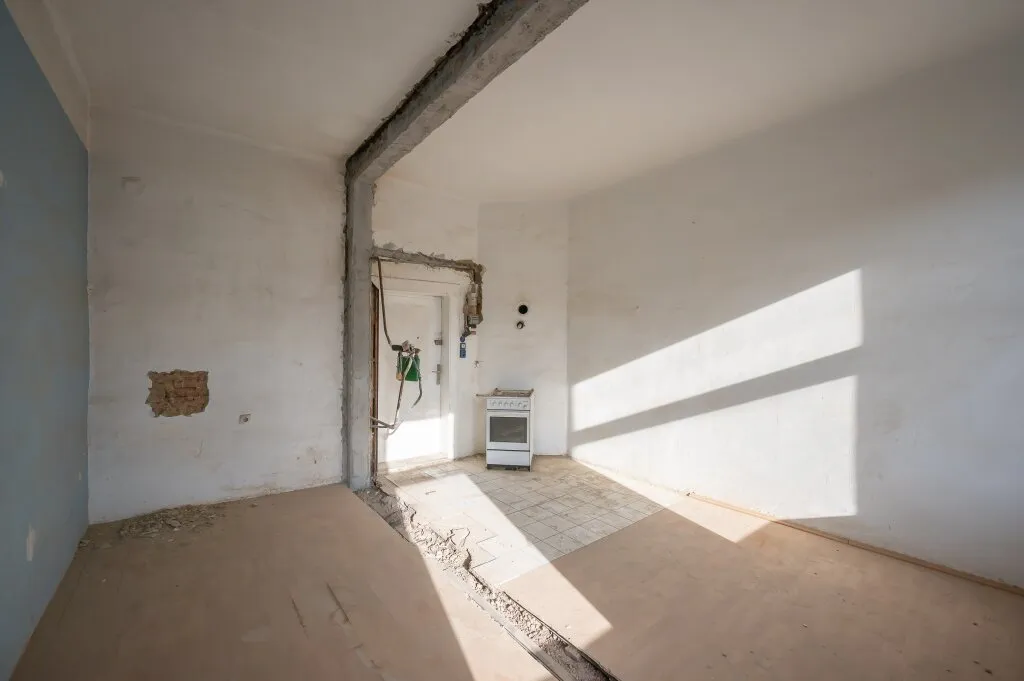 ++Q18++ Renovation-required 2.5-room old building flat with great conversion potential – pohled 3