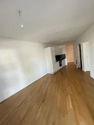 Ab sofort - Nähe Siemens: 1-1/2-Zimmer-Erdgeschoß-Singlewohnung mit straßenseitiger Terrasse - inkl. Küchenzeile