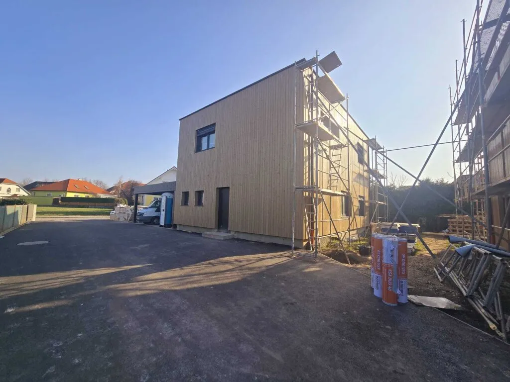 + Das letzte von 4 Häusern + Modern ausgestattetes Einfamilienhaus + Neubau + NÄHE WIEN + Raumhöhe 3,00m + 4 Zimmer + Wohnessküche ca. 60m² + WFL 155m² + Carport ca. 44m², Zwölfaxing