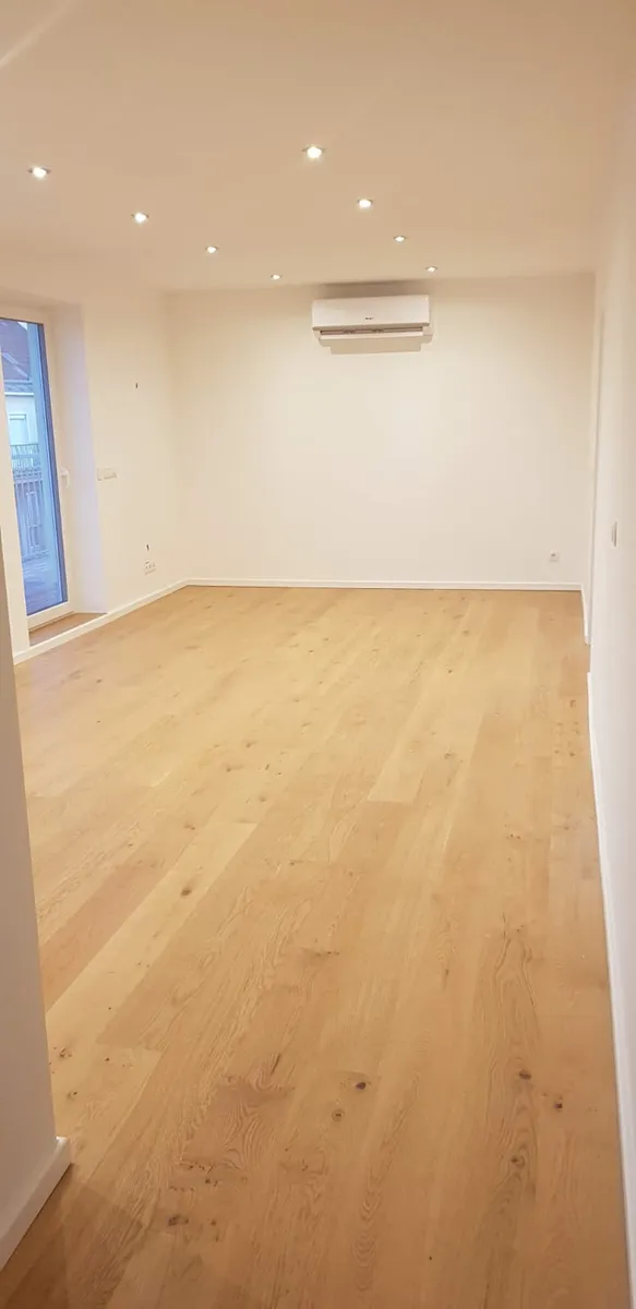 KLIMATISIERTE SONNENDURCHFLUTETE 2-ZIMMER-WOHNUNG MIT 35 m² ECKTERRASSE (privat) - Widok 2