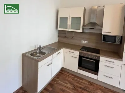 Großzügige Altbauwohnung, frisch ausgemalt, neuwertige Küche, an der Hauptstraße & 1 Zimmer Richtung Hinterhof gelegen, mit guter Raumaufteilung. – Bild 3