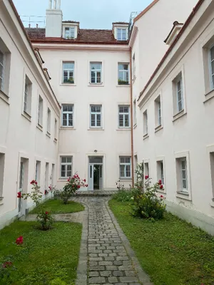 Vermiete nette freundliche Altbauwohnung mit Hof- und Gartenmitbenutzung in der Westbahnstraße 44