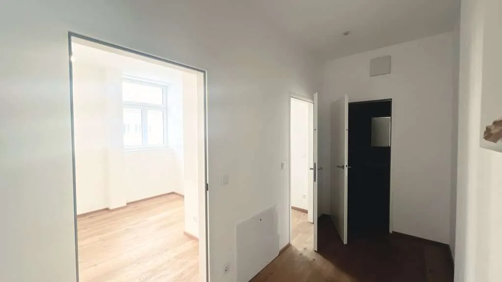 Exklusive 3-Zimmer Dachgeschosswohnung mit großzügiger Wohnküche und französischem Balkon – pohled 3