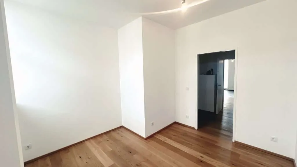 Exklusive 3-Zimmer Dachgeschosswohnung mit großzügiger Wohnküche und französischem Balkon – pohled 2