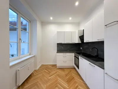 ZEITREISE IM HERZEN DER STADT - 2,5-Zimmer-Altbauwohnung mit Flair im ADLERHOF