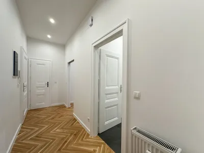 ZEITREISE IM HERZEN DER STADT - 2,5-Zimmer-Altbauwohnung mit Flair im ADLERHOF – Bild 3