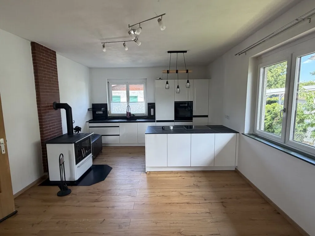 Bungalow mit ca. 97m², innen alles neu, Vollkeller, Dachboden ausbaubar, Carport, großer Garten - Ansicht 3
