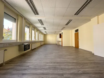 4-Zimmer-Gewerbeimmobilie mieten in Wien – 138 m², € 1.583 – Bild 2 von 12
