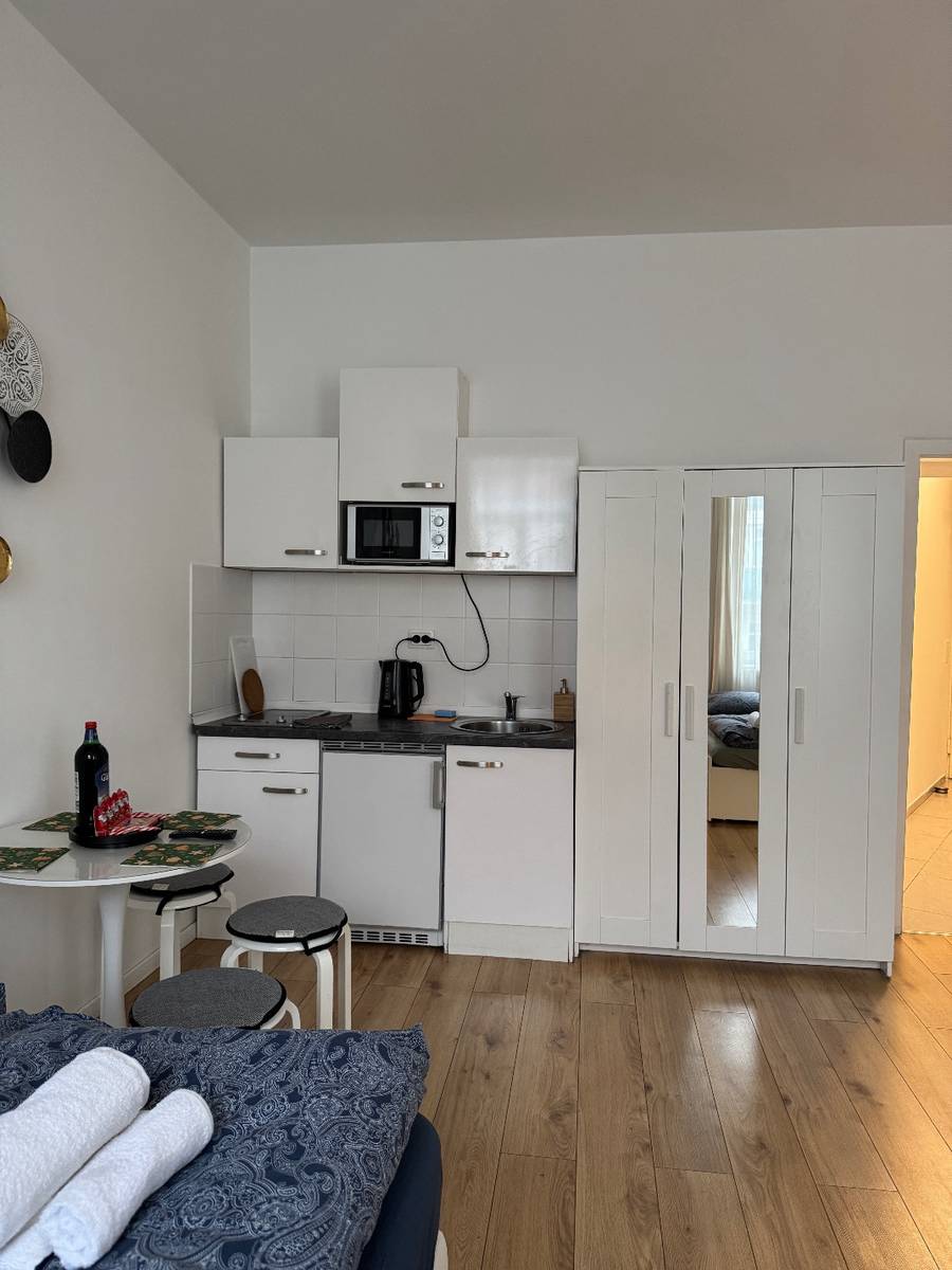 Reserviert: Möbliertes Studio | 1 Min. zur CEU | Miete inkl. Strom, Warmwasser, Internet & Betriebskosten, keine Ablöse, ab 10.08. - Ansicht 3