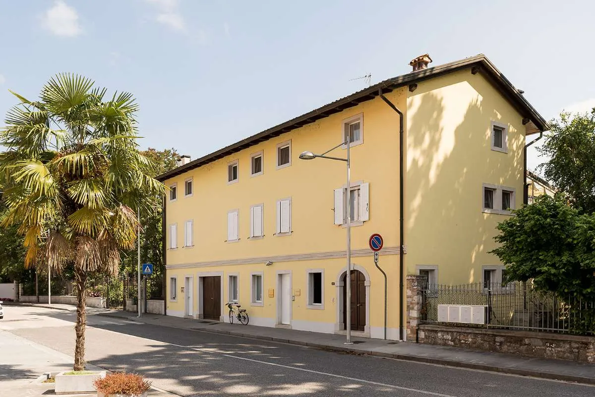 HISTORISCHE FREISTEHENDE VILLA MIT PRIVATWOHNUNG UND SICHERER MIETEINNAHME – pohled 2