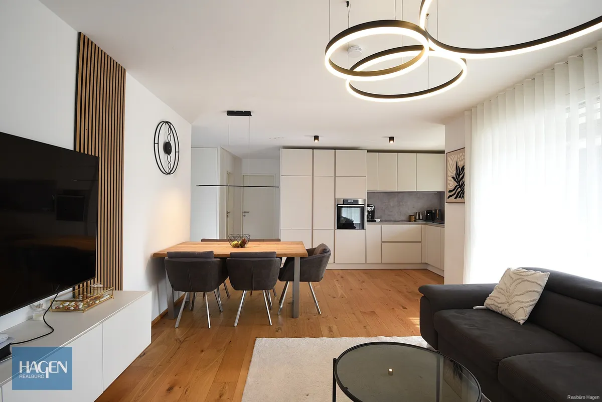 Zeitlose Eleganz trifft Wohnkomfort - Hochwertige 4-Zimmer-Gartenwohnung - Widok 2