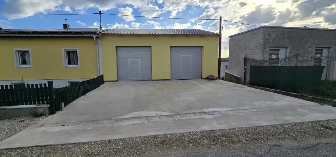 Neue Garage/ Lagerhalle mit großer Außenfläche