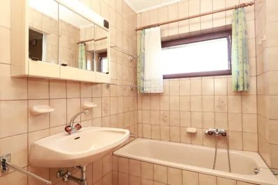 7-Zimmer-Wohnung mieten in Hollabrunn – 207 m², € 2.000 – Bild 6 von 12