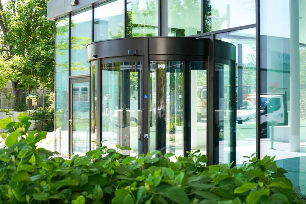 Markante Firmenzentrale mit großzügiger Lobby und Dachterrasse - Ansicht 3