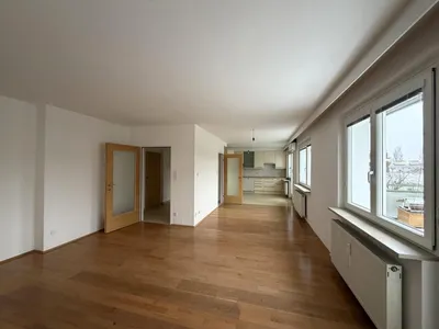 Klimatisierte Dachgeschosswohnung mit 4 Schlafzimmer und Garage // Air-conditioned attic apartment with 4 bedrooms and garage //