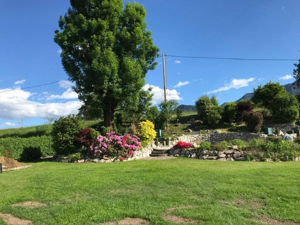 Idyllisches Familienrefugium: Gepflegtes Wohnhaus mit Traumgarten und atemberaubender Aussicht - Ansicht 2