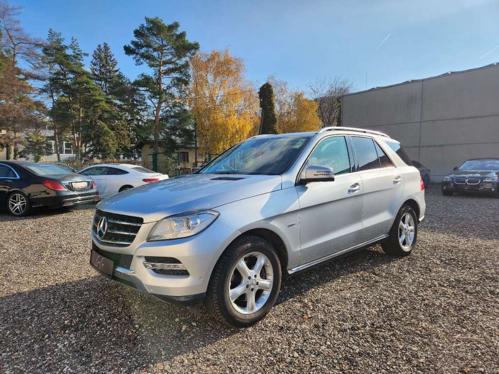 Mercedes-Benz M-Klasse ML 350 BlueTEC 4MATIC LUFTFAHRWERK / LED / elektrische sitze SUV / Gel...