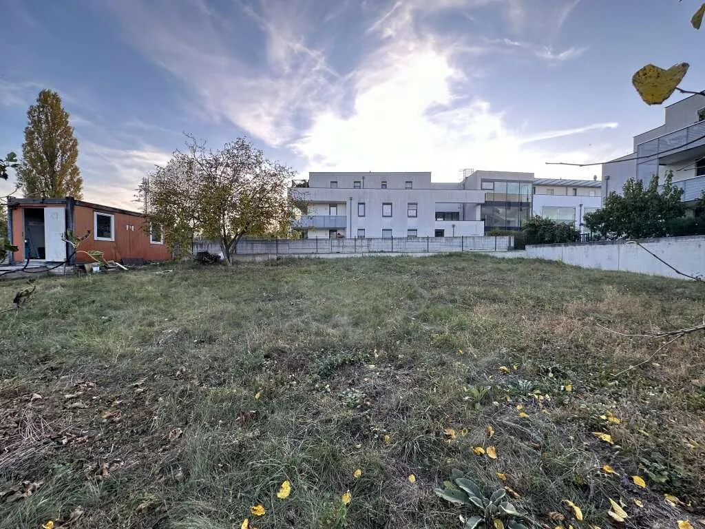 Südlich ausgerichtetes Baugrundstück in ruhiger Wohnlage mit Baubewilligung – pohled 3