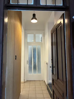 Charismatische 2-Zimmer-Altbauwohnung mit Terrasse – Bild 3