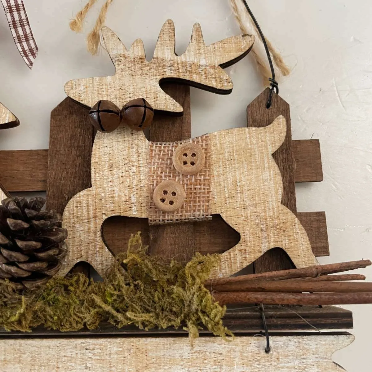 Holz Deko Schild Willkommen zum Aufhängen 20cm Herbstdeko Zapfen Moos Glocken Türschild Rentier Hirsch Baum Advent weihnachtlich Naturdeko Wanddeko Wandschild, € 3,- (4020 Linz)