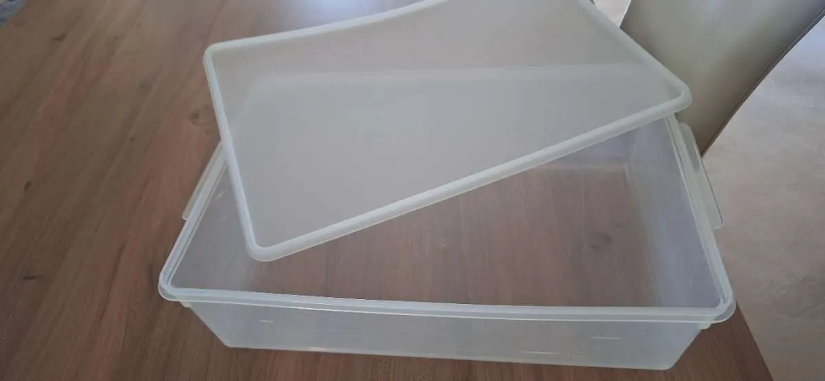 Tupperdose gross für Kuchen, Milchkaffee Tupperware und Glaskaraffen, € 2,- (4552 Diepersdorf)