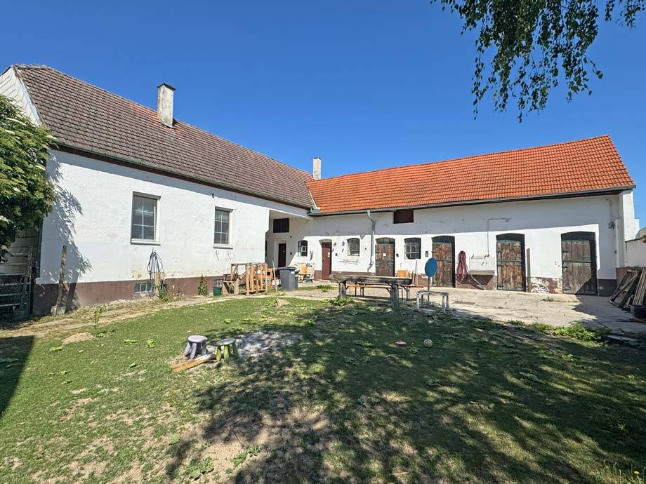 Korneuburg-Nähe: Tresdorf - ehemaliges Bauernhaus mit Nebengebäuden zur Pferdehaltung - 2.308 m² Grundstück, Korneuburg