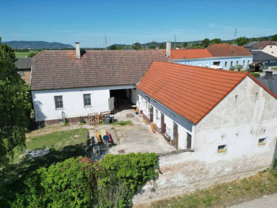 Korneuburg-Nähe: Tresdorf - ehemaliges Bauernhaus mit Nebengebäuden zur Pferdehaltung - 2.308 m² Grundstück - Ansicht 2