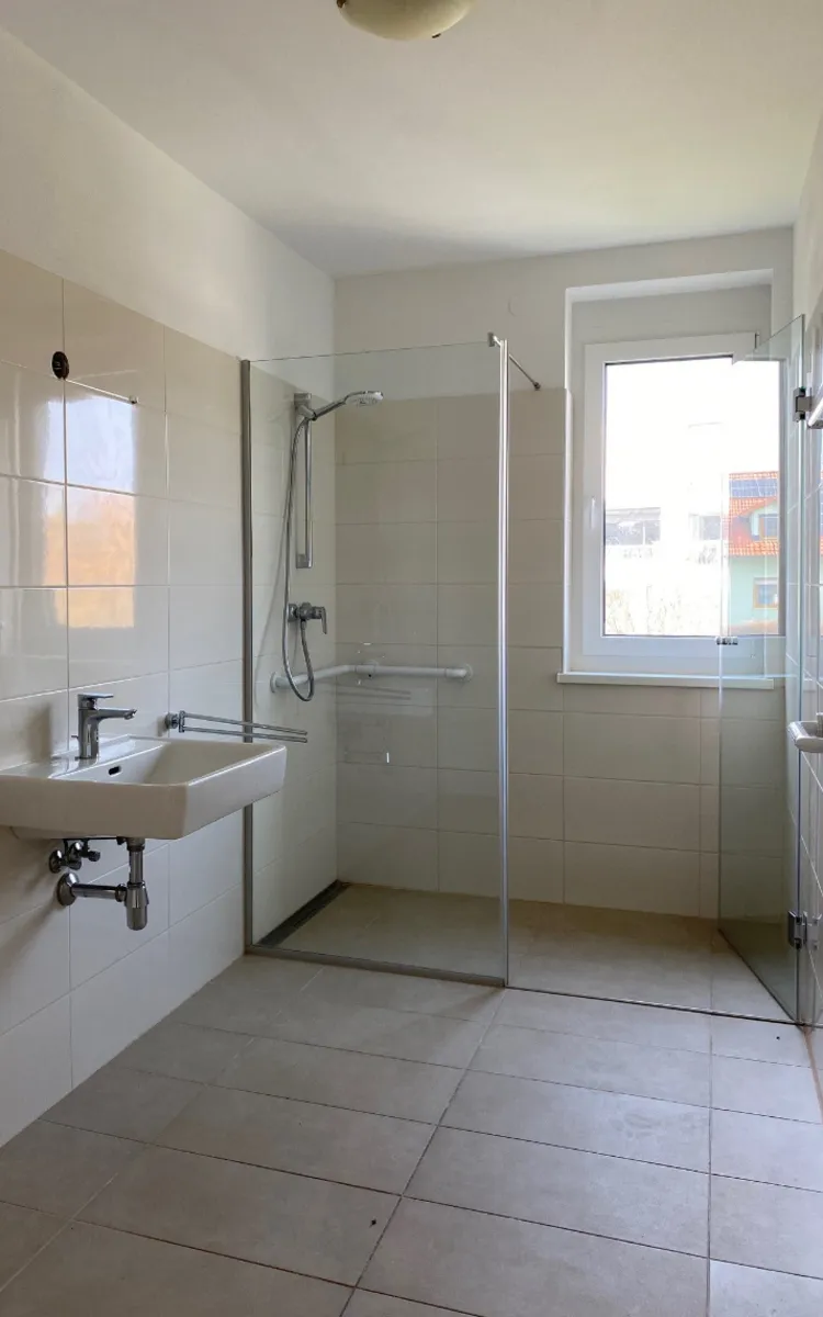 Familienwohnung mit Balkon im 1. OG - Ansicht 3