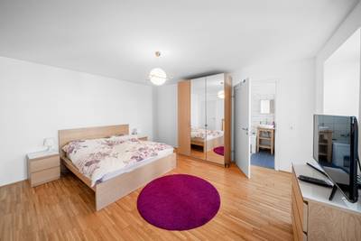 Teilmöblierte Maisonette-Wohnung. Nur 90 Meter von der Mariahilferstraße entfernt.