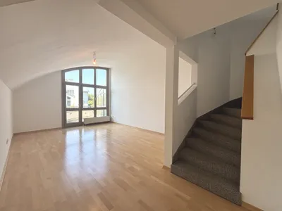 1140! Sonnige 5-Zimmer-DG-Maisonette mit S/W-Terrasse und Balkon in Grünruhelage! – Bild 3