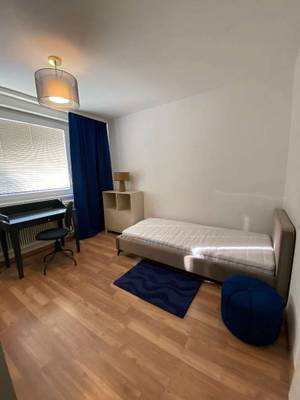 Provisionsfrei: Frisch saniert, mobliert: 4er-WG-Zimmer