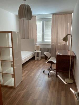 Provisionsfrei: Frisch saniert, mobliert: 4er-WG-Zimmer – Bild 2
