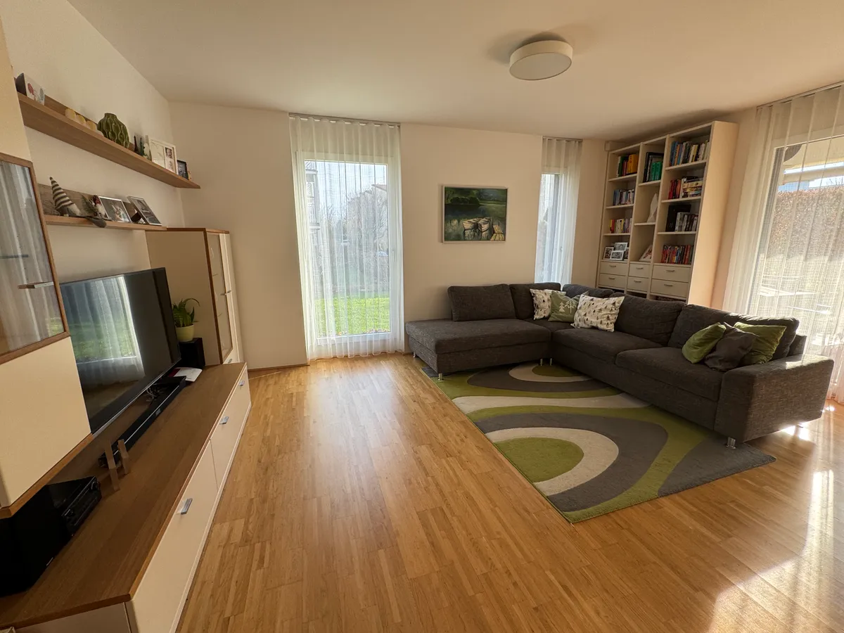Großzügige 4-Zimmer-Eigentumswohnung mit 200 m² Eigengarten & Pool - Ansicht 2