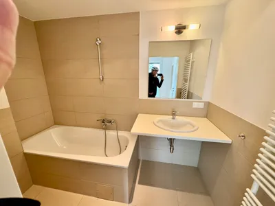 Lichtdurchflutete . ruhige, hofseitig orientiette Neubauwohnung mit Balkon – Bild 3