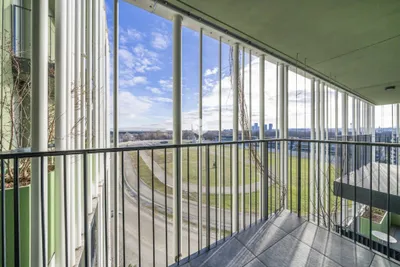 Viertel 2: Trabrennbahnausblick; Tischler-Meisterwerk!