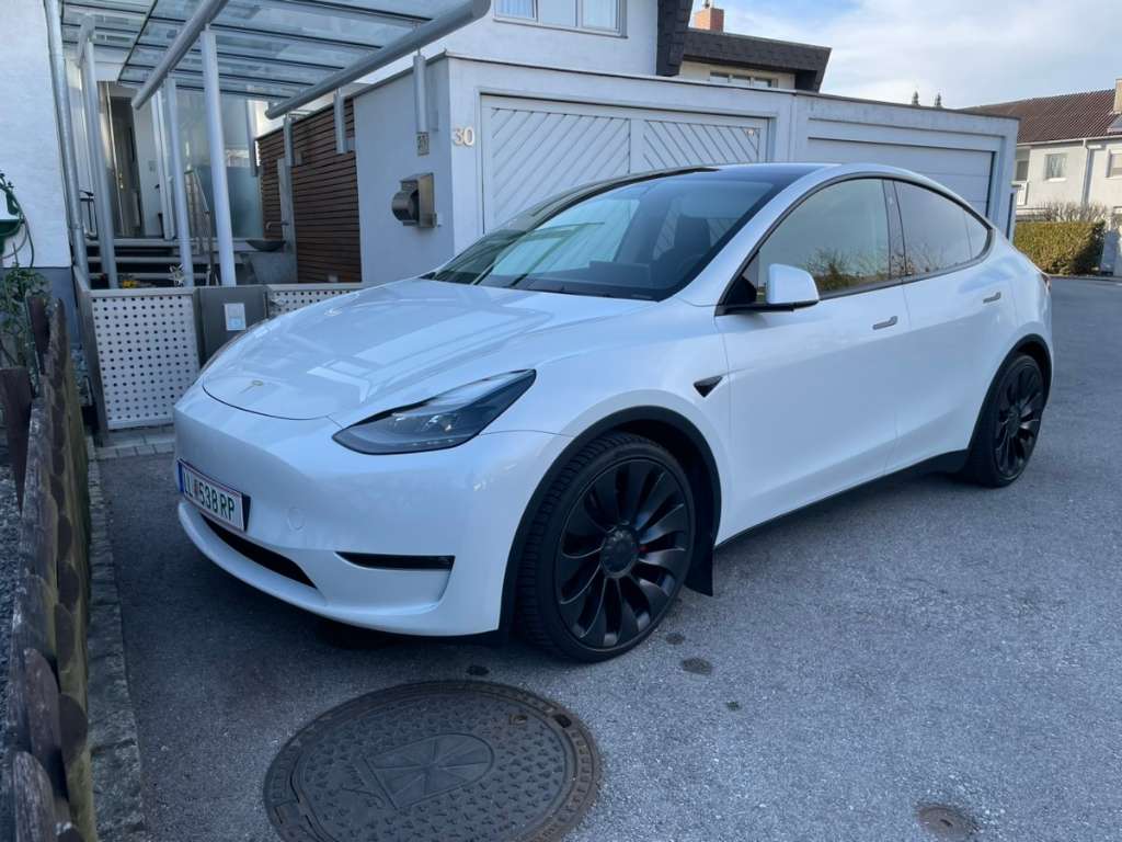 Tesla Model Y Performance Dualmotor-Allradantrieb SUV / Geländewagen