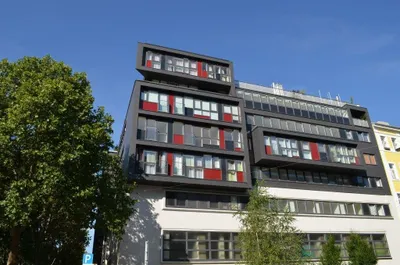 DACHGESCHOSS, FERNLICK, 95 m2 Neubau mit 22 m2 Freifläche, Wohnküche, 1 Zimmer, Wannenbad, Parketten, Innstraße – Bild 2