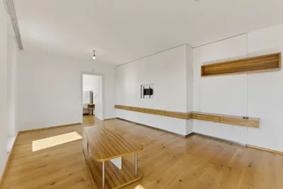 Dachgeschosswohnung mit hochwertigen Maßmöbeln, Terrasse, Klimaanlage & Stellplatz nahe Alten Donau – Bild 3