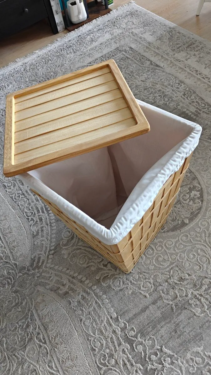 Wäschekorb aus Holz mit Deckel, € 10,- (8010 Graz)