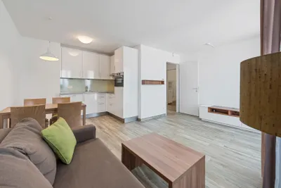 Voll möblierte 2-Zimmer-Wohnung mit Loggia u. Outdoor-Pool – Bild 2