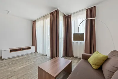Voll möblierte 2-Zimmer-Wohnung mit Loggia u. Outdoor-Pool – Bild 3