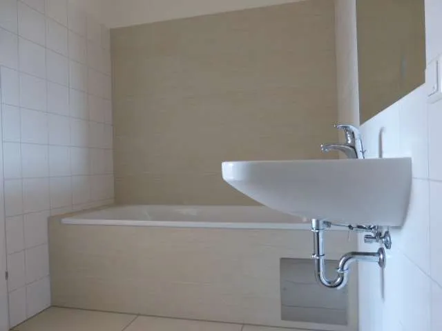 Sanierter Altbau, 4 Zimmer + extra Küche - Ansicht 3