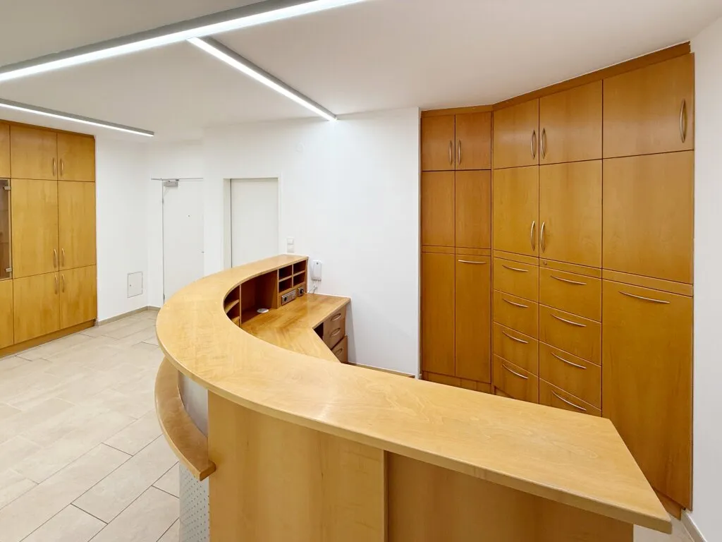 Ansprechende, geräumige Praxis-/Büroräumlichkeiten Nähe Krankenhaus - Ansicht 2