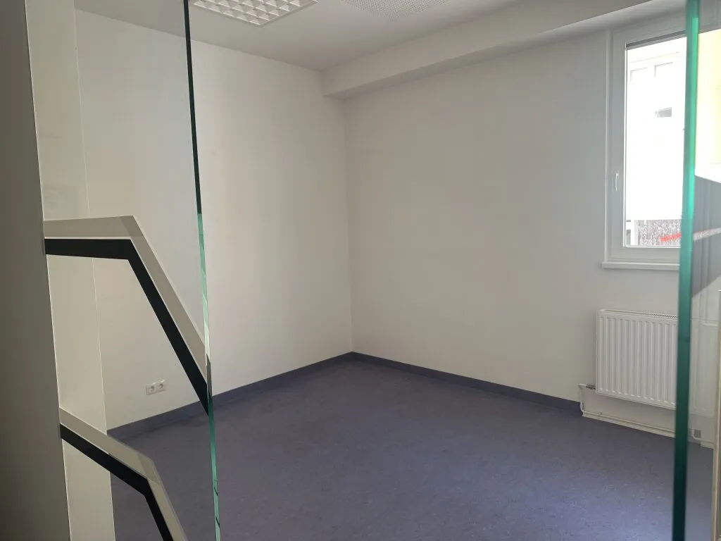 Tolle Gewerbefläche/ Bildungszentrum oder Ordination, extrem frequente Lage- Im Herzen der Altstadt- Busbahnhof vor dem Haus - Ansicht 3