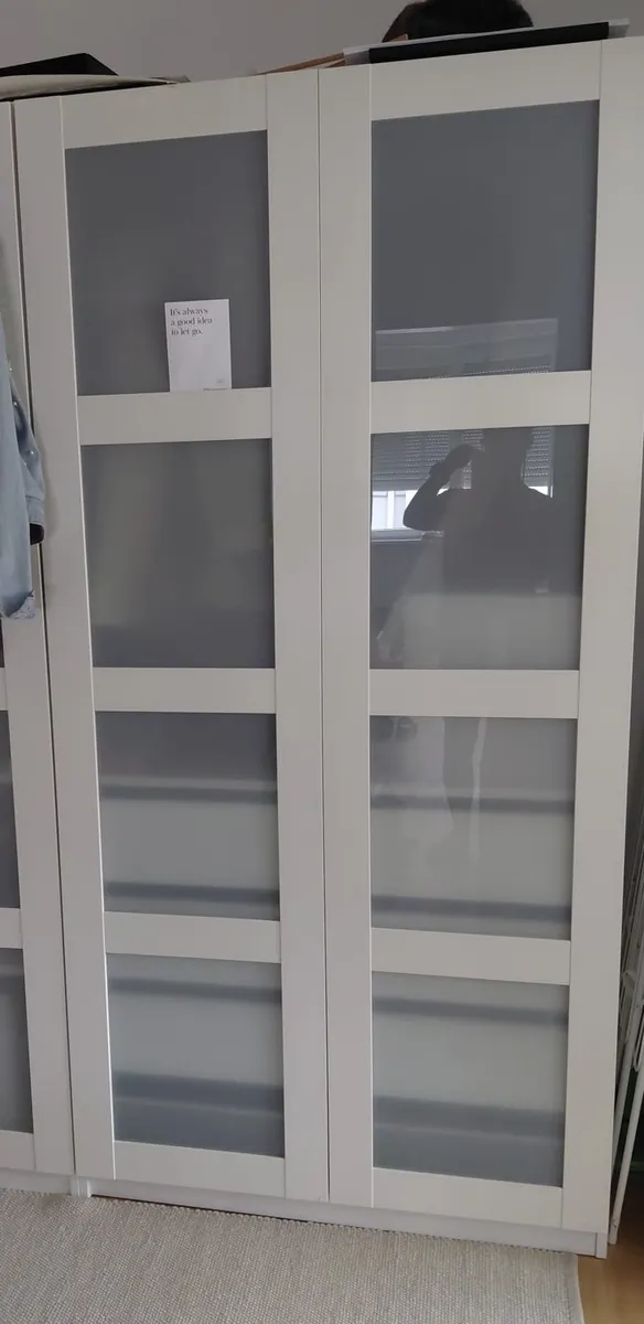 BIS Dienstag wg. UMZUG Ikea Schrank (ohne Rückwand) mit 2 Ikea Schranktüren Frostglas/ weiß, 50x195 cm, € 0,- (6020 Innsbruck)